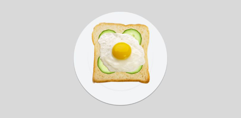 Scrambled eggs with bread and cucumber